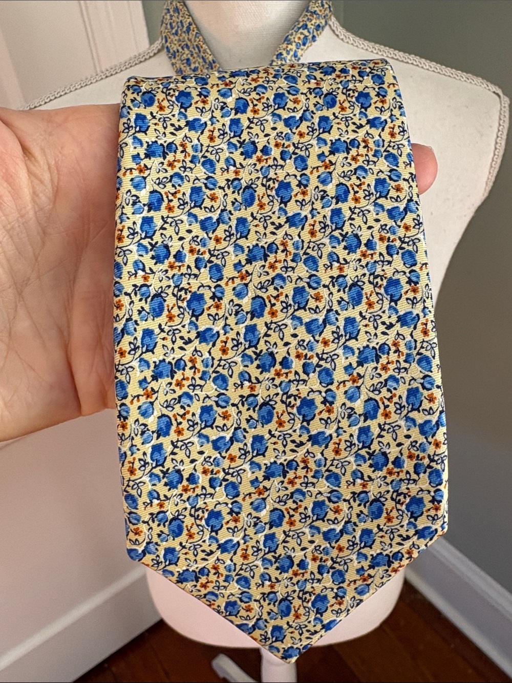 Jos. A. Bank Traveler 100% Silk Blue Cream Floral Paisley Men's Tie
